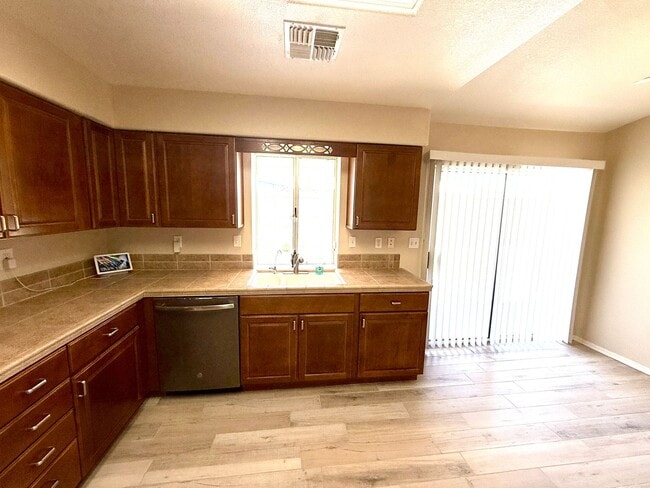 Building Photo - Charming 2 Bed, 2 Bath Home with Open Floo...