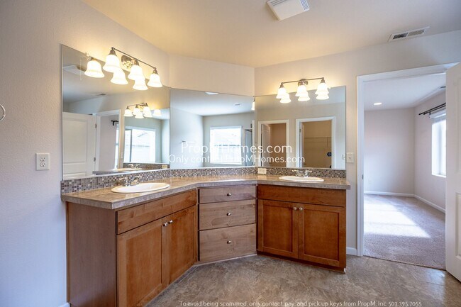 Building Photo - Spacious Four-Bedroom Gem with a Bonus Room to Spark Your Imagination!