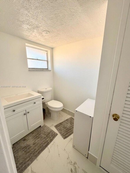 Building Photo - 950 Hillcrest Dr