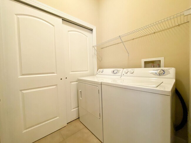 Building Photo - The Palms #102