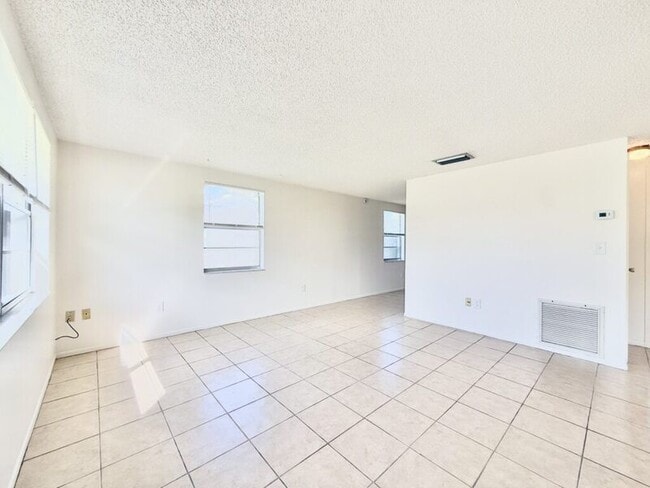 Building Photo - 7073 Brentford Rd