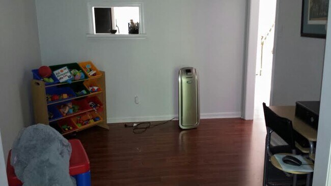 Building Photo - 2 Bedroom Townhome in NW Greensboro near parks and Greenway
