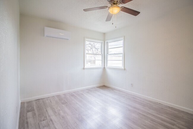 Building Photo - Updated 2 bed 1 bath home