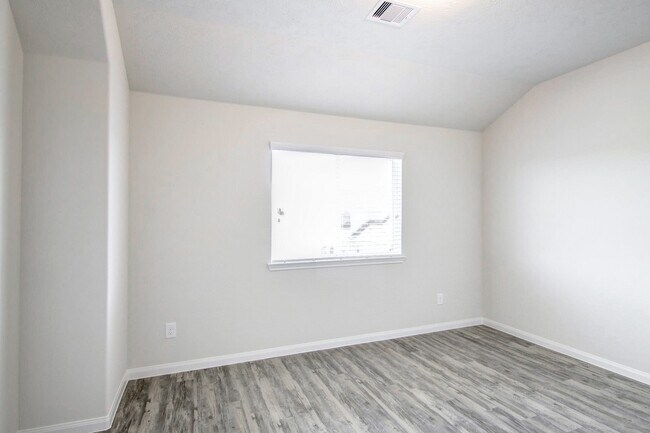 Building Photo - 2855 Silver Tree
