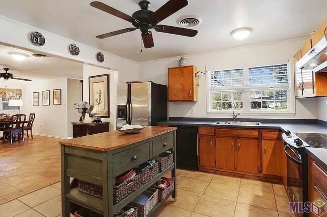 Building Photo - 8032 Sholar Dr