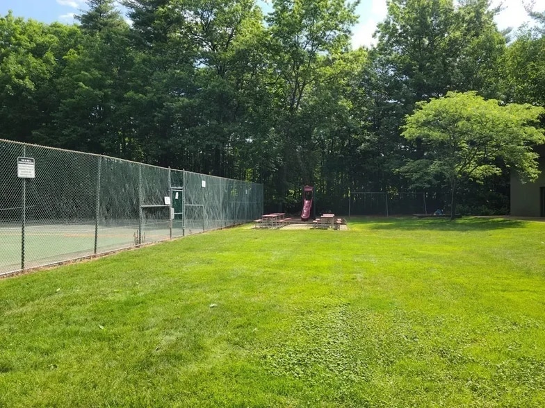 Building Photo - 9 Strawberry Bank Rd