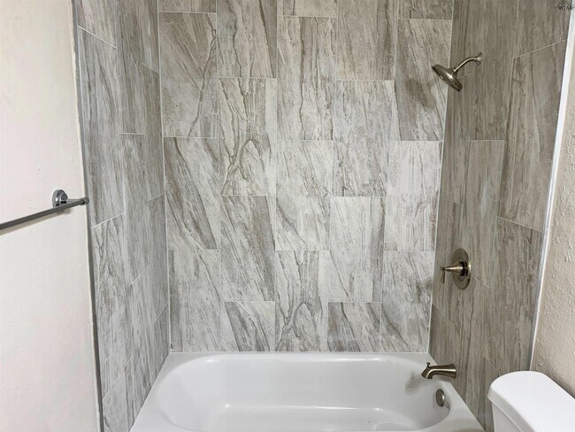 Building Photo - 2813 Roanoke Dr