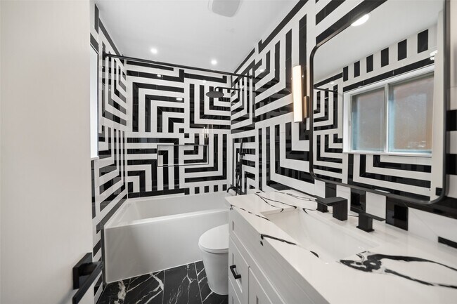 Building Photo - 2101 Fountain View Dr