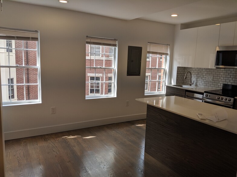 Building Photo - 73 Joy St