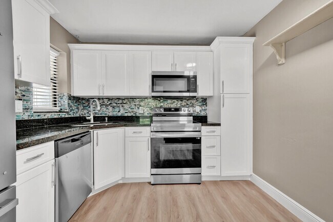 Building Photo - 3287 Cocoplum Cir