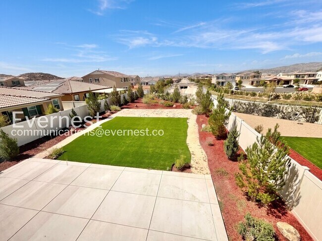 Building Photo - 4 Bed/3 Bath Home with Fenced Yard & Garage / Vouchers Accepted / Available Now!