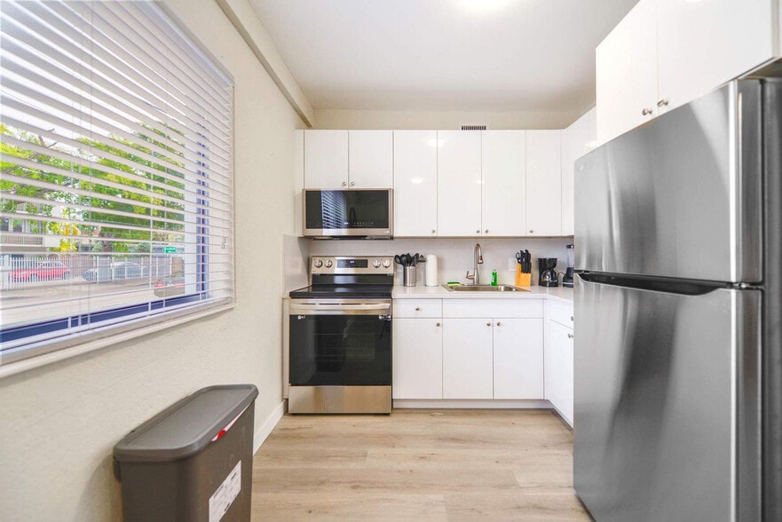 Building Photo - 700 SW 11th Ave