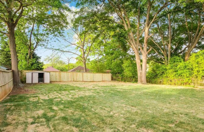 Building Photo - Cozy 3/2 Updated Home in Greenville Available Now!