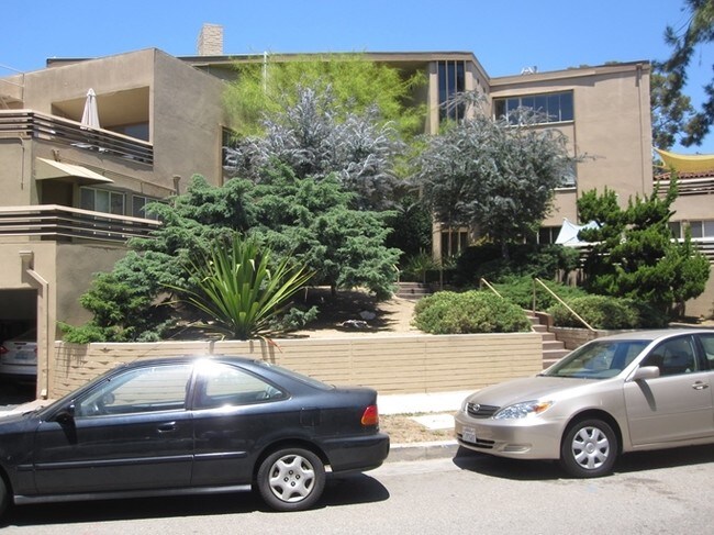 Building Photo - 11045 Strathmore Dr