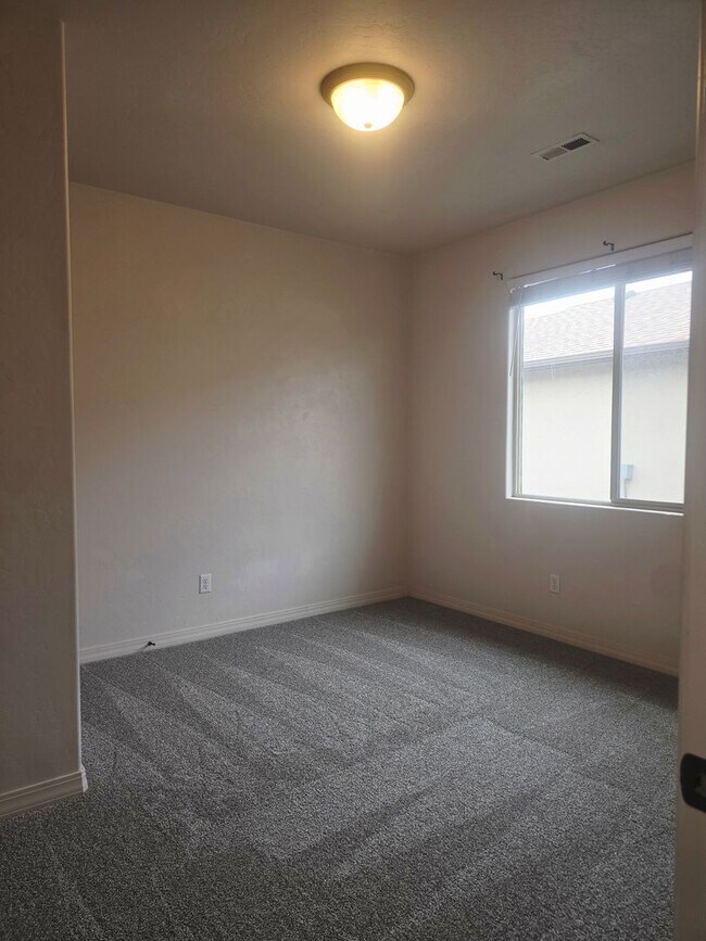 Building Photo - 585 Ravenna Ct