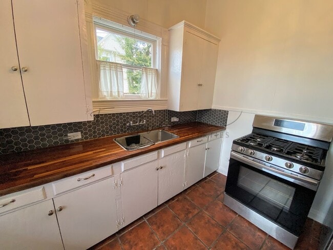 Building Photo - Charpentier District 2-Bed Duplex with Wi-...