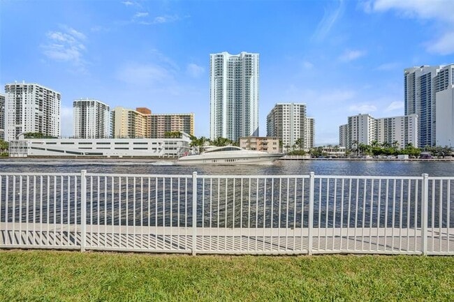 Building Photo - 1000 Parkview Dr