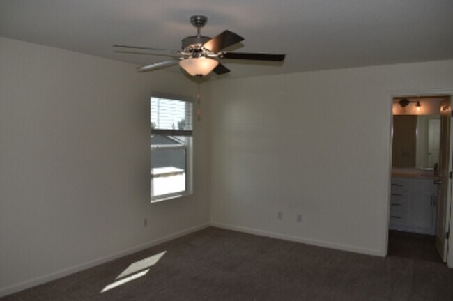 Building Photo - 624 Suzanne Dr