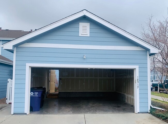 Building Photo - 3 Bedroom 2 Bathroom Townhome Close to DIA