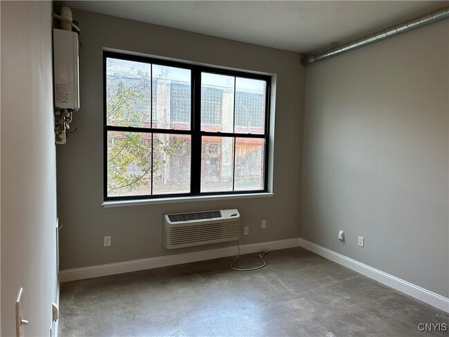 Building Photo - 721 N Clinton St