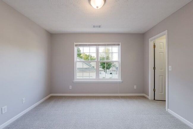 Building Photo - 641 W Oaks Dr