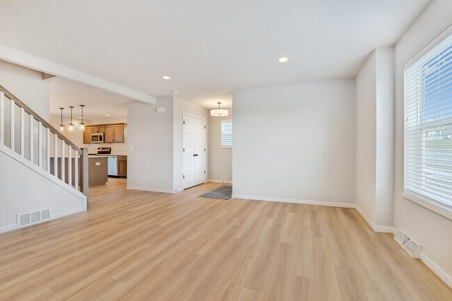 Building Photo - 671 Hillcrest Dr
