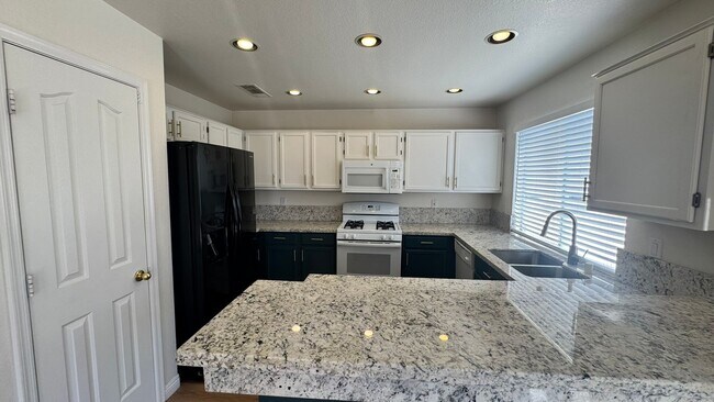 Building Photo - Summerlin 4 bedroom 3 car garage