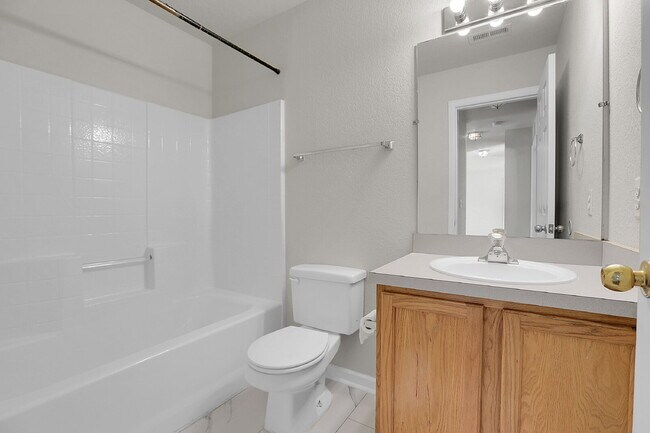 Building Photo - $2,000.00, 3 Bed, 2 bathroom located in Denver