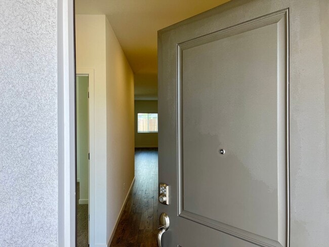 Building Photo - 754 Tamarack Ct