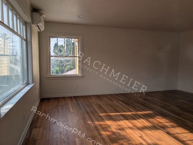 Building Photo - 900 NW Furnish Ave