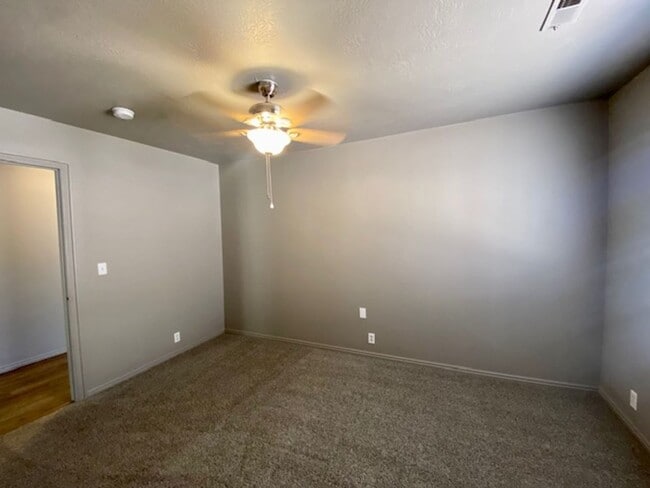 Building Photo - DARLING PROPERTY FOR RENT IN LAVERKIN!