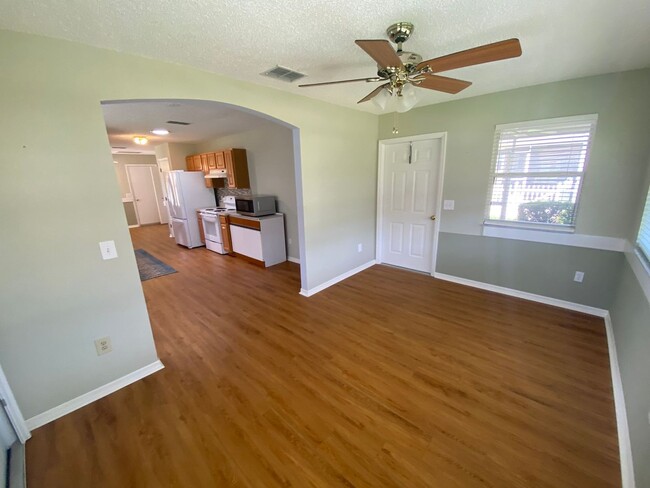 Building Photo - Beautiful Unfurnished, pet friendly home A...