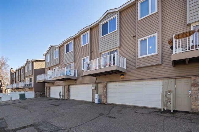 Building Photo - 304 Pondridge Cir