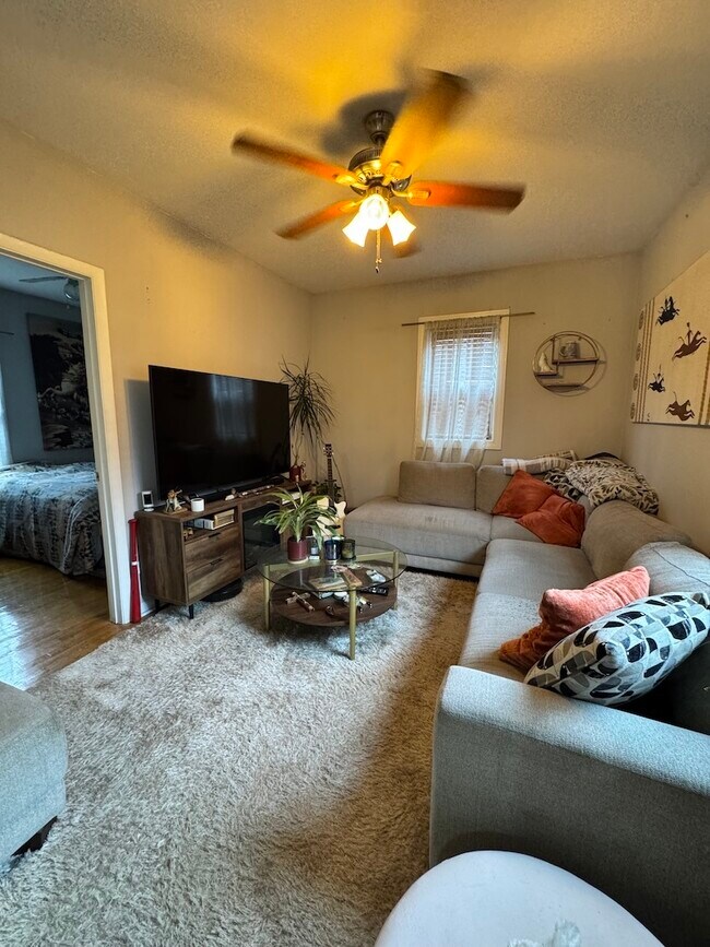 Building Photo - 2315 N Greenview Ave