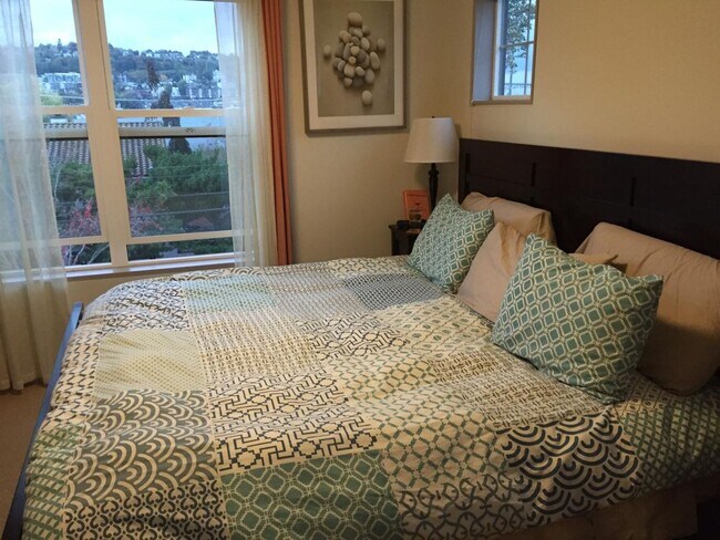 Building Photo - 2Bd/1Ba Seattle Home