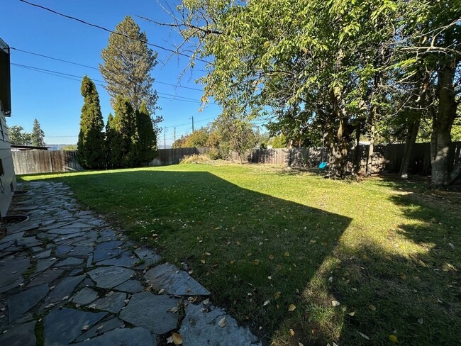 Building Photo - Northwest Area 3 Bedroom 2 Bath Rancher