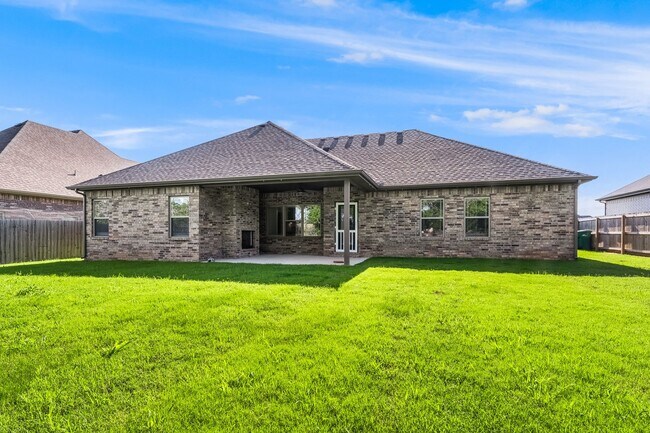 Building Photo - Three bedroom home, ready NOW