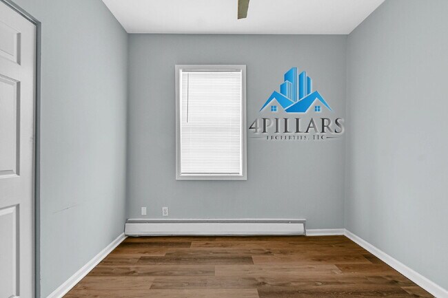 Building Photo - "Charming 2-Bedroom Haven in East Chicago - Spacious 750 Sq Ft Gem!"