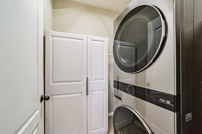 Building Photo - 6207 Holly Oaks Court