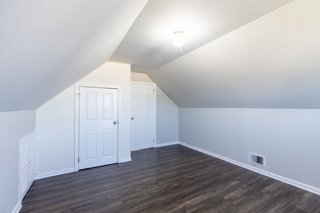 Building Photo - 4 bedrooms 1 bath
