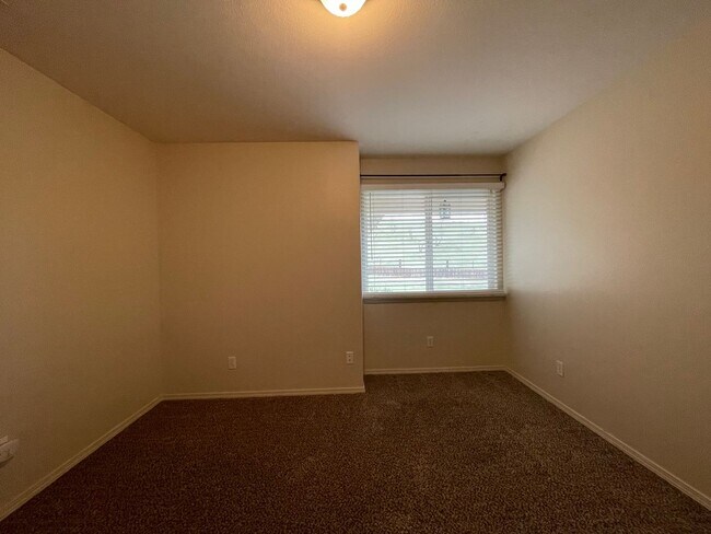 Building Photo - 3895 Hillcrest Dr