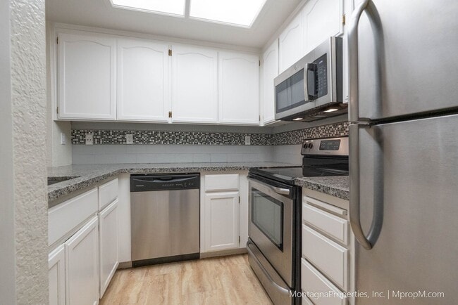 Building Photo - Spacious Townhome - GARAGE - Light and Bri...