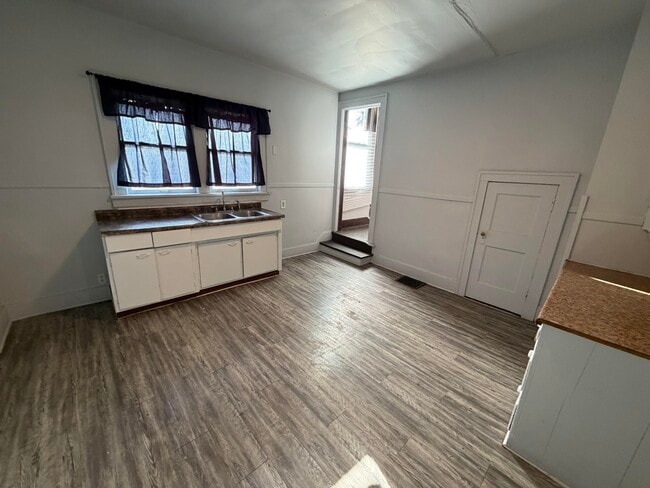 Building Photo - 1519 Fairchild-E