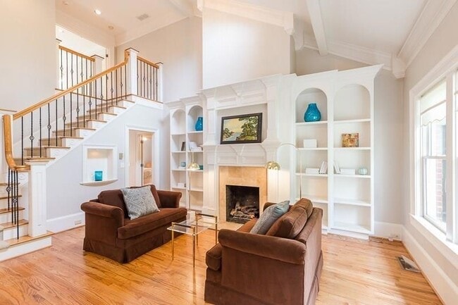 Building Photo - 1106 McLynn Ave NE