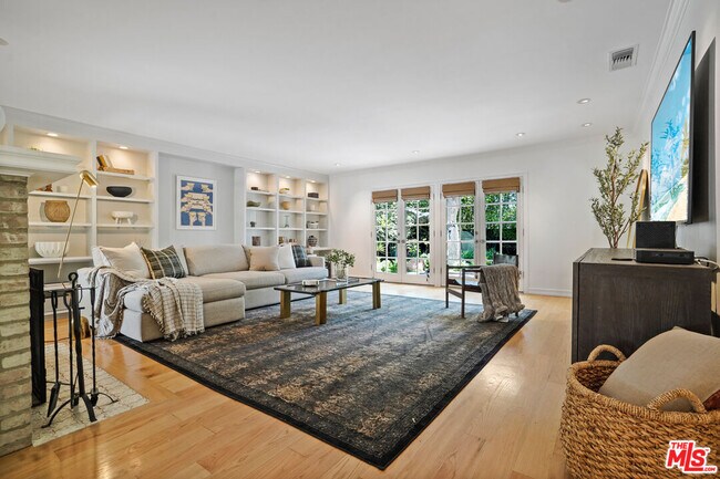 Building Photo - 215 S Medio Dr