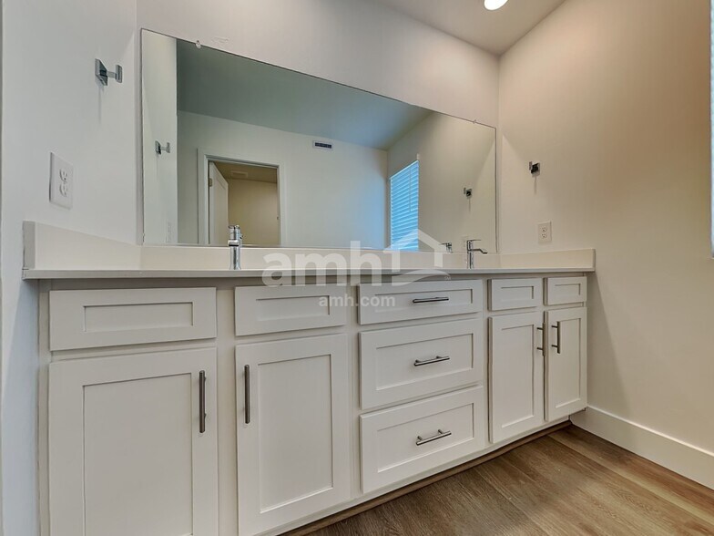 Building Photo - 9604 Harkes Dr