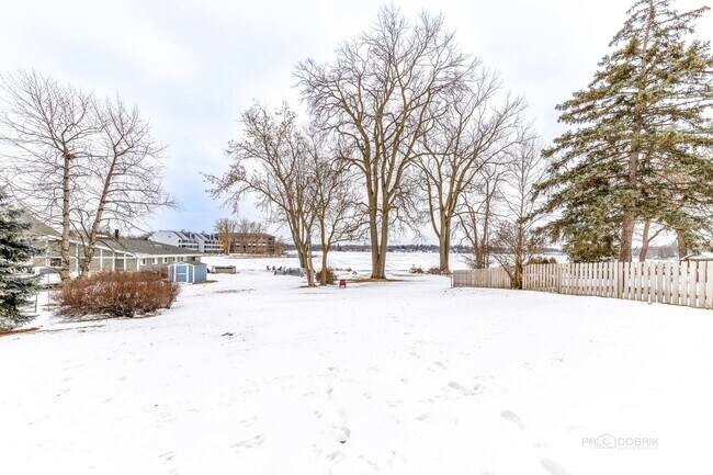 Building Photo - 3 Lakeview Dr