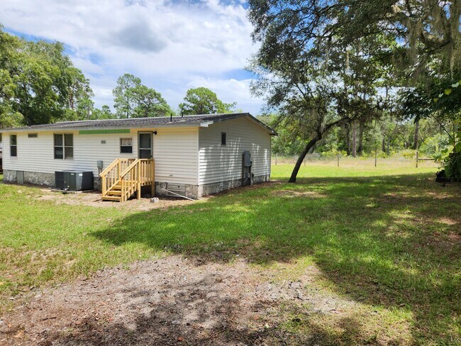 Building Photo - 3 bed, 2 bath on 1/3 Acre of FENCED land.