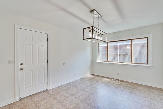Building Photo - Single Story 3/2 in Well Established Neighborhood Near Branham High School with Air conditioning ...