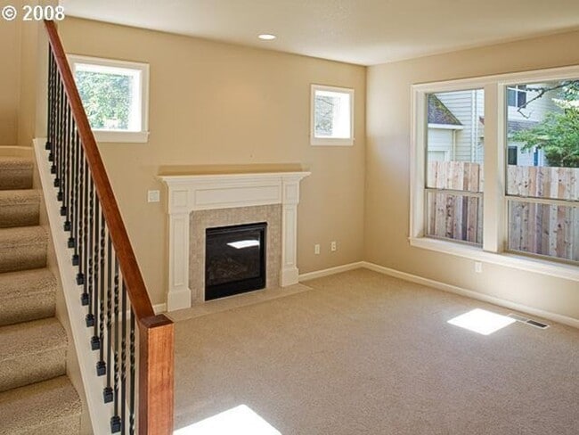 Building Photo - Beautiful 4 Bedroom Home In Garden Home Area!